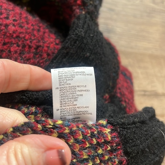 RD Style Red Plaid Turtle Neck Sweater. Size Medium - Picture 6 of 6